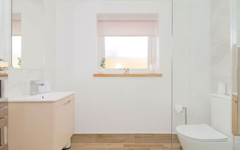 The Cottage: Flooring, Interieur Ontwerp, Badkamer, Verdieping, Muur, Loodgieterswerkinrichting, Spiegel, Plafond, Kraan, Kamer