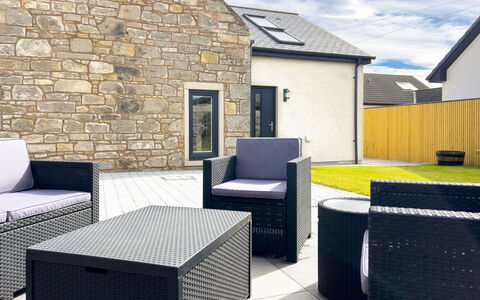 The Cottage: Huis, Meubilair, Buitenmeubels, Stoel, Patio, Kamerplant, Balkon, Villa, Armleuning