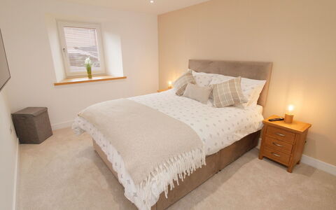 The Cottage: Bed, Slaapkamer, Meubilair, Interieur Ontwerp, Flooring, Hout, Verdieping, Bedding, Laken, Linens