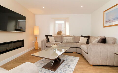 The Cottage: Meubilair, Interieur Ontwerp, Bankstel, Hout, Flooring, Verdieping, Woonkamer, Bruin, Plafond, Huis