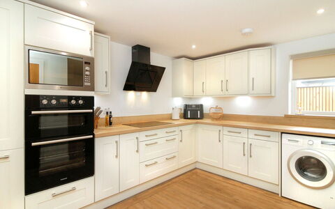 The Cottage: Flooring, Interieur Ontwerp, Keuken, Countertop, Hout, Cabinetry, Verdieping, Plafond, Major Appliance, Meubilair