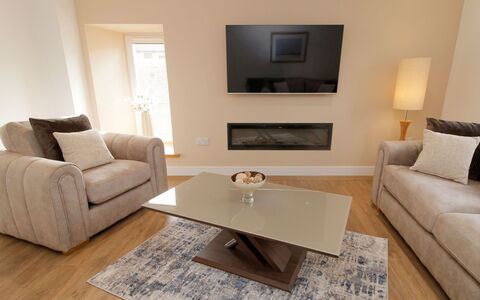 The Cottage: Meubilair, Bankstel, Flooring, Interieur Ontwerp, Verdieping, Woonkamer, Bruin, Kamer, Huis