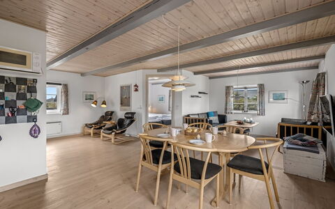 Hellevi - 500M to the Fjord: Interieur Ontwerp, Flooring, Hout, Plafond, Verdieping, Meubilair, Houten Vloer, Stoel, Keuken En Eettafel, Huis