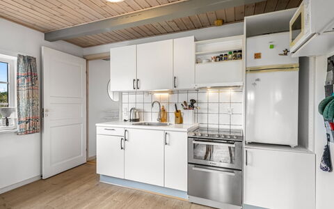 Hellevi - 500M to the Fjord: Keuken, Toestel Van De Keuken, Countertop, Major Appliance, Flooring, Interieur Ontwerp, Cabinetry, Hout, Verdieping, Meubilair