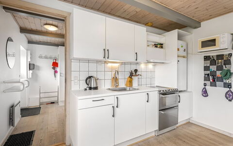 Hellevi - 500M to the Fjord: Keuken, Major Appliance, Hout, Toestel Van De Keuken, Countertop, Flooring, Plafond, Interieur Ontwerp, Meubilair, Verdieping