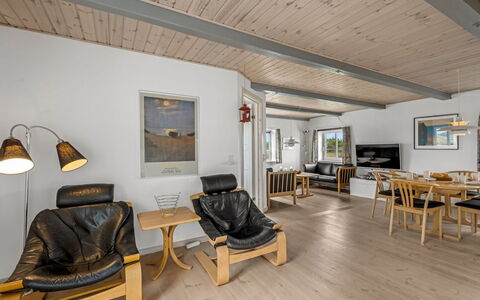 Hellevi - 500M to the Fjord: Hout, Meubilair, Interieur Ontwerp, Plafond, Flooring, Verdieping, Houten Vloer, Kamer, Stoel, Woonkamer