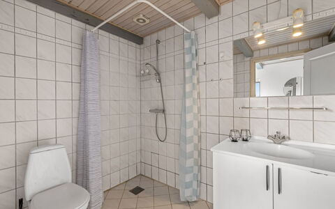 Hellevi - 500M to the Fjord: Flooring, Loodgieterswerkinrichting, Verdieping, Interieur Ontwerp, Badkamer, Wastafel, Plafond, Loodgieter, Wastafel In De Badkamer, Kamer