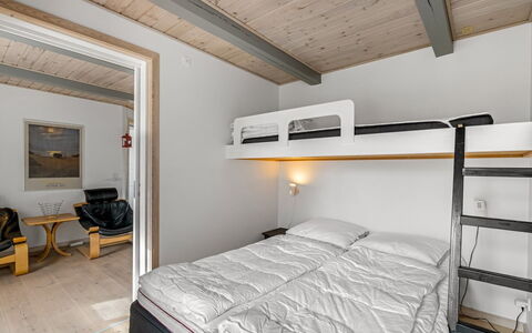 Hellevi - 500M to the Fjord: Hout, Plafond, Slaapkamer, Interieur Ontwerp, Bed, Verdieping, Meubilair, Bed Frame, Kamer, Laken