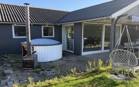 Rəzvan - from the Sea: Dak, Huis, Huis, Siding, Verblijf, Deur, Schaduw, Werf, Backyard, Tuin