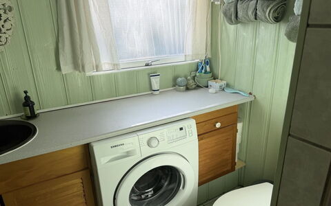 Rəzvan - from the Sea: Wasmachine, Wasdroger, Wasruimte, Interieur Ontwerp, Flooring, Loodgieterswerkinrichting, Verdieping, Kamer, Loodgieter, Badkamer