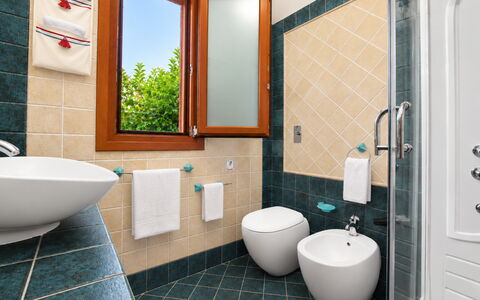 Villa Cristiana: Loodgieterswerkinrichting, Badkamer, Flooring, Interieur Ontwerp, Toilet, Wastafel, Verdieping, Kraan, Wastafel In De Badkamer, Wc Bril