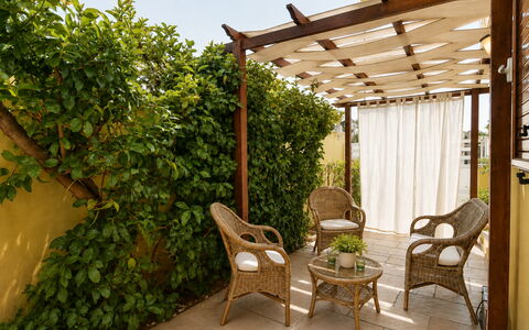 Villa Cristiana: Hout, Meubilair, Buitenmeubels, Schaduw, Tuin, Backyard, Stoel, Beits, Buitentafel, Outdoor Structuur