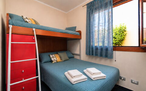 Villa Cristiana: Slaapkamer, Bed, Hout, Laken, Meubilair, Bedding, Interieur Ontwerp, Verdieping, Bed Frame, Kamer