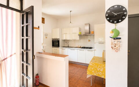 Casa Bianca, Budoni: Meubilair, Interieur Ontwerp, Flooring, Verdieping, Muur, Hout, Plafond, Kamer, Countertop, Keuken