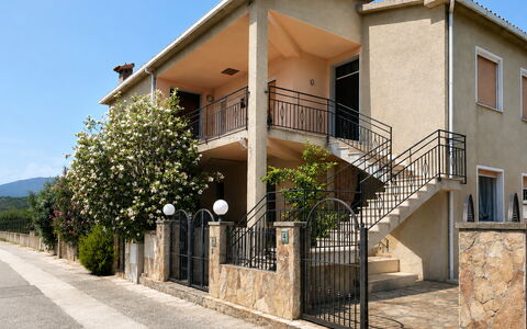 Casa Bianca, Budoni: Woongebied, Architectuur, Huis, Huis, Deur, Balkon, Veranda, Leuning, Landgoed, Schaduw