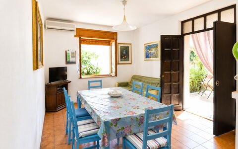 Casa Bianca, Budoni: Meubilair, Interieur Ontwerp, Tafel, Hout, Stoel, Flooring, Plafond, Keuken En Eettafel, Eetkamer, Verdieping