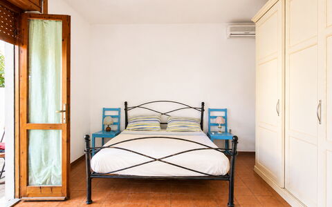 Casa Bianca, Budoni: Meubilair, Bed, Slaapkamer, Interieur Ontwerp, Flooring, Hout, Verdieping, Bedding, Laken, Kamer