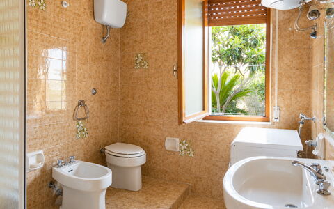 Casa Bianca, Budoni: Loodgieterswerkinrichting, Wc Bril, Badkamer, Wastafel, Wastafel In De Badkamer, Toilet, Flooring, Interieur Ontwerp, Verdieping, Kraan