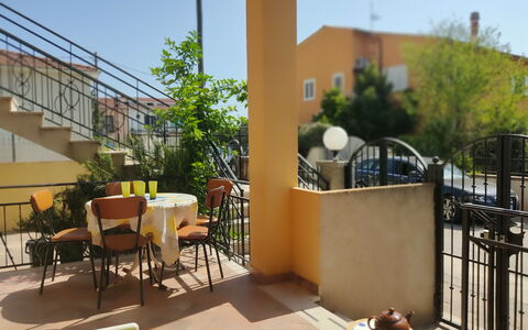 Casa Bianca, Budoni: Meubilair, Stoel, Balkon, Veranda, Buitenmeubels, Leuning, Beits, Buitentafel, Kamerplant, Bloempot