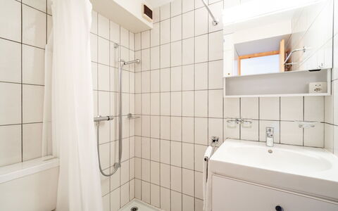 Casa Pleun: Interieur Ontwerp, Muur, Loodgieterswerkinrichting, Flooring, Verdieping, Badkamer, Wastafel, Wastafel In De Badkamer, Kamer, Kraan