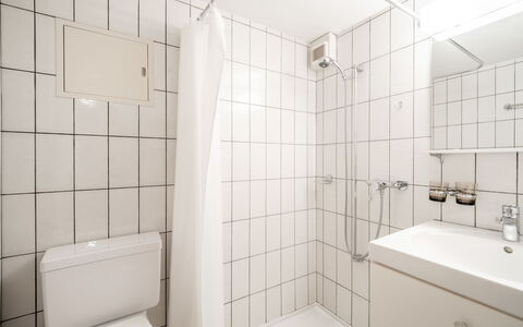 Casa Pleun: Flooring, Interieur Ontwerp, Verdieping, Loodgieterswerkinrichting, Plafond, Kamer, Badkamer, Appartement, Loodgieter, Wastafel