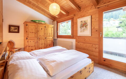 Casa Pleun: Hout, Interieur Ontwerp, Slaapkamer, Meubilair, Bed, Plafond, Huis, Laken, Bedding, Bed Frame