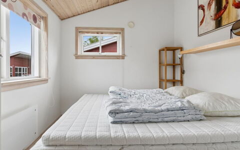 Sannie - 2.8Km from the Sea: Hout, Interieur Ontwerp, Slaapkamer, Meubilair, Bed, Plafond, Verdieping, Flooring, Kamer, Bedding