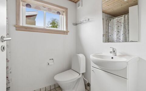 Sannie - 2.8Km from the Sea: Loodgieterswerkinrichting, Muur, Hout, Wastafel, Flooring, Verdieping, Badkamer, Kraan, Loodgieter, Wastafel In De Badkamer
