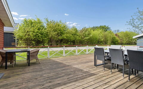 Sannie - 2.8Km from the Sea: Hout, Houten Vloer, Hardwood, Dek, Plank, Veranda, Beits, Boardwalk, Schaduw, Buitenmeubels