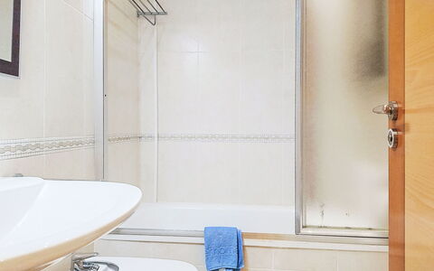 Marina Azul: Badkamer, Loodgieterswerkinrichting, Flooring, Verdieping, Interieur Ontwerp, Loodgieter, Tegel, Kraan, Douche, Bad