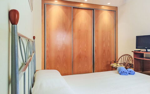 Marina Azul: Hout, Flooring, Interieur Ontwerp, Meubilair, Verdieping, Bed, Kamer, Slaapkamer, Deur, Laken
