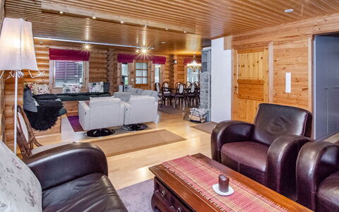 Lieksa 724: Hout, Huis, Plafond, Meubilair, Verblijf, Blokhut, Woonkamer, Hardwood, Zolder, Bankstel