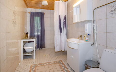 Kolin Kuningas: Loodgieterswerkinrichting, Flooring, Verdieping, Badkamer, Interieur Ontwerp, Wastafel In De Badkamer, Wastafel, Toilet, Hout, Wc Bril