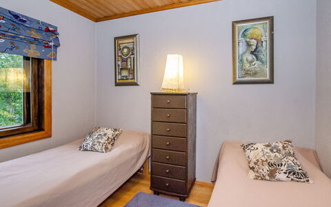Lieksa 724: Bed, Slaapkamer, Interieur Ontwerp, Meubilair, Verdieping, Laken, Flooring, Bedding, Hout, Kamer