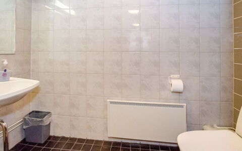 Lieksa 724: Badkamer, Flooring, Loodgieterswerkinrichting, Muur, Verdieping, Interieur Ontwerp, Wastafel In De Badkamer, Tegel, Loodgieter, Kraan