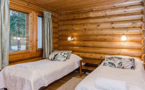 Kolin Kuningatar: Hout, Bed, Slaapkamer, Interieur Ontwerp, Plafond, Meubilair, Verdieping, Flooring, Laken, Bed Frame