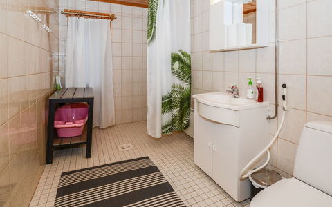 Kolin Kuningatar: Flooring, Loodgieterswerkinrichting, Verdieping, Interieur Ontwerp, Hout, Wastafel, Wc Bril, Toilet, Badkamer, Loodgieter