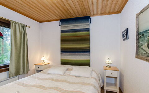 Lieksa 725: Bed, Interieur Ontwerp, Meubilair, Slaapkamer, Muur, Verdieping, Flooring, Hout, Laken, Plafond