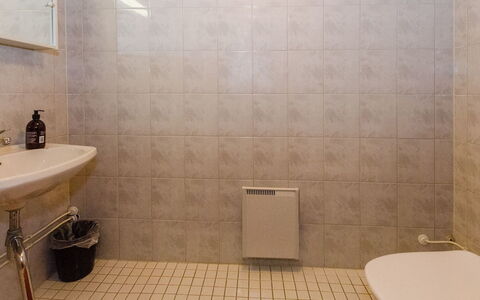 Lieksa 725: Badkamer, Loodgieterswerkinrichting, Flooring, Muur, Wastafel In De Badkamer, Verdieping, Interieur Ontwerp, Wastafel, Wc Bril, Toilet