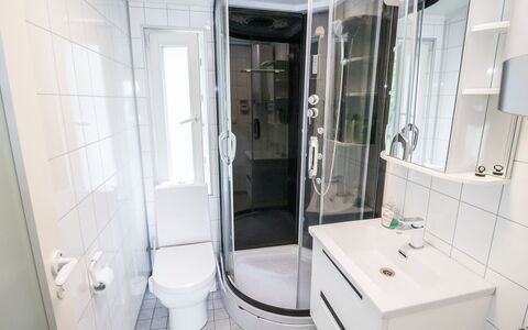 Tuuliranta: Loodgieterswerkinrichting, Interieur Ontwerp, Badkamer, Wastafel In De Badkamer, Verdieping, Wastafel, Loodgieter, Flooring, Kamer, Spiegel