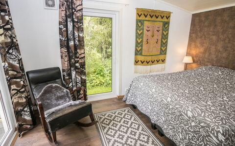 Tuuliranta: Interieur Ontwerp, Flooring, Verdieping, Meubilair, Hout, Slaapkamer, Bed, Textiel, Laken, Kamer