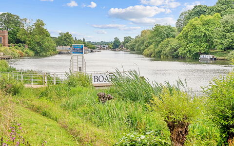 Palace Gate, Hampton Court: Water, Watervoorraden, Boom, Zwemwater, Natuur, Natuurlijke Omgeving, Waterweg, Vegetation, Waterloop