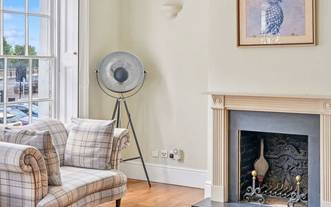 Palace Gate, Hampton Court: Interieur Ontwerp, Flooring, Muur, Meubilair, Verdieping, Hout, Haard, Verlichting, Houten Vloer, Woonkamer