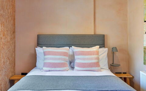 Bognor Regis 602: Slaapkamer, Hout, Meubilair, Laken, Linens, Interieur Ontwerp, Bedding, Bed, Verdieping, Textiel