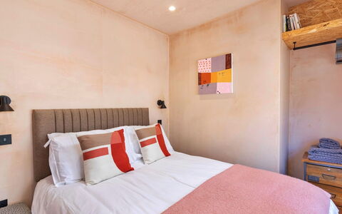 Bognor Regis 602: Meubilair, Bed, Interieur Ontwerp, Slaapkamer, Muur, Laken, Flooring, Verdieping, Bedding, Hout