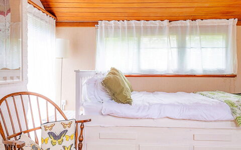 Hollybush Studio: Meubilair, Interieur Ontwerp, Muur, Verdieping, Flooring, Hout, Slaapkamer, Bed, Kamer, Linens