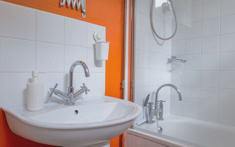 Hollybush Studio: Wastafel In De Badkamer, Loodgieterswerkinrichting, Wastafel, Muur, Badkamer, Interieur Ontwerp, Kraan, Flooring, Verdieping, Loodgieter