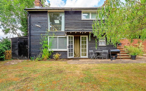 Hollybush Studio: Huis, Huis, Struik, Verblijf, Deur, Siding, Tuin, Groundcover, Gazon