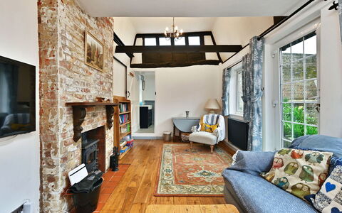 The Old Barn, Hadlow: Meubilair, Muur, Interieur Ontwerp, Hout, Plafond, Flooring, Verlichting, Verdieping, Huis, Woonkamer