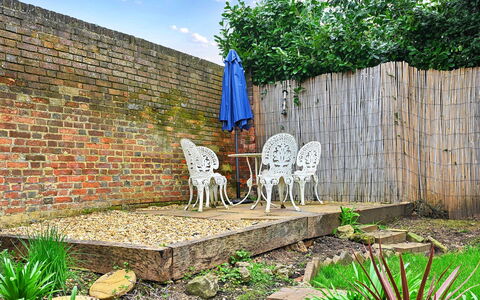 The Old Barn, Hadlow: Tuin, Struik, Steen, Backyard, Buitenmeubels, Groundcover, Flagstone, Metselwerk, Werf, Landscaping